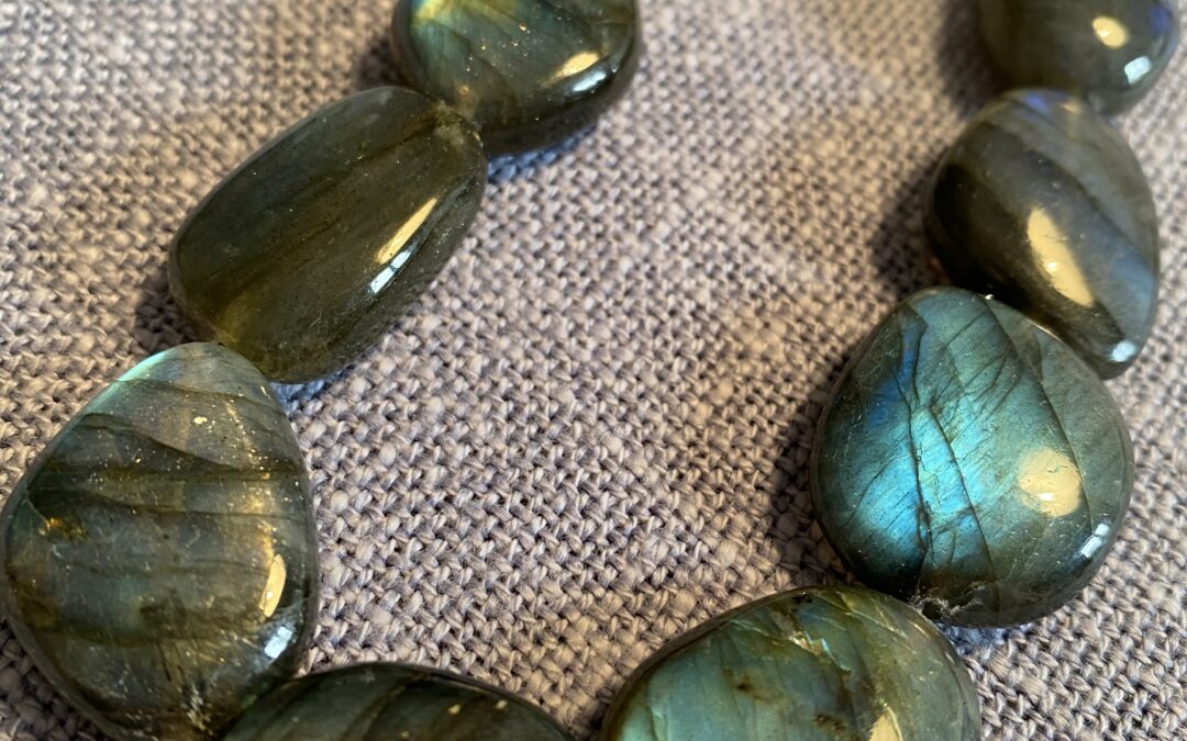 Un caleidoscopio di luce e colori: la labradorite, gemma dalle mille sfaccettature